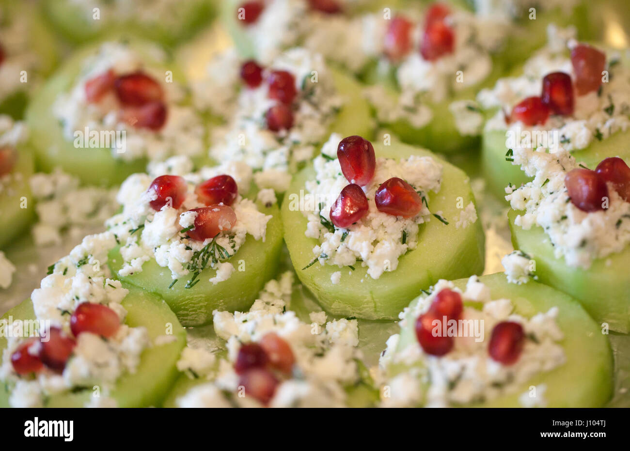 Granada de pepino y queso feta canapés con eneldo Foto de stock