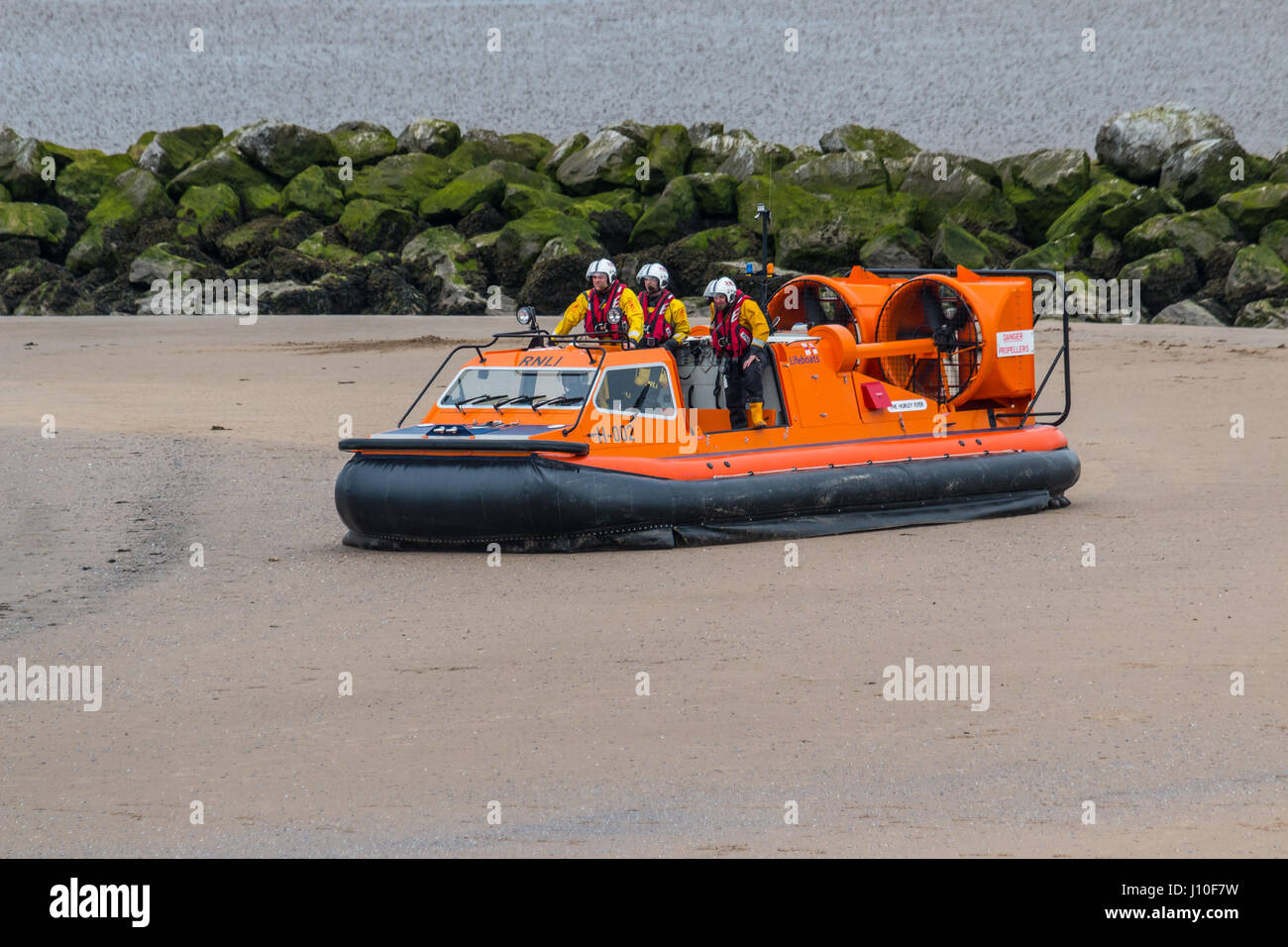 Sandylands Promenade, en Morecambe, Lancashire, Reino Unido. 17 abr, 2017. La RNLI Griffin Hovercraft el Hurley Flyer traveresers Sandylands Playa durante un ejercicio de entrenamiento en la mañana del lunes feriado bancario Crédito: David Billinge/Alamy Live News Foto de stock