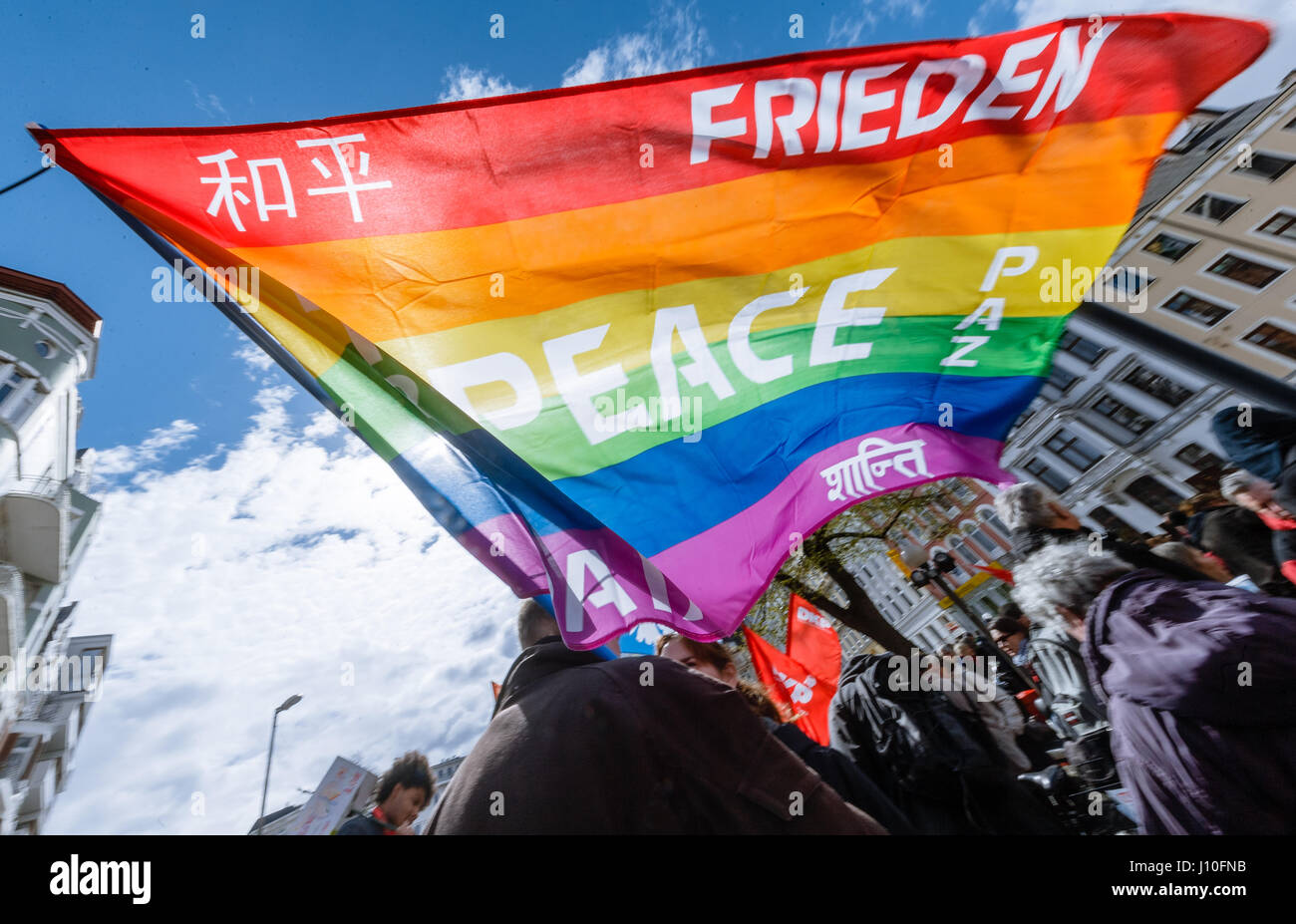 Hamburgo, Alemania. 17 Apr, 2017. dpatop - una bandera del arco iris con la palabra "Paz" escrita en varios idiomas durante este año la marcha de Pascua por el Movimiento por la paz, con sede en Hamburgo, el 17 de abril de 2017. Foto: Markus Scholz Crédito/dpa: dpa picture alliance/Alamy Live News Foto de stock