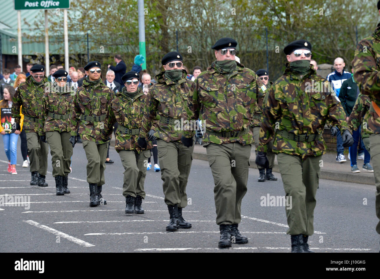 Hombres en uniformes paramilitares fotografías e imágenes de alta  resolución - Alamy
