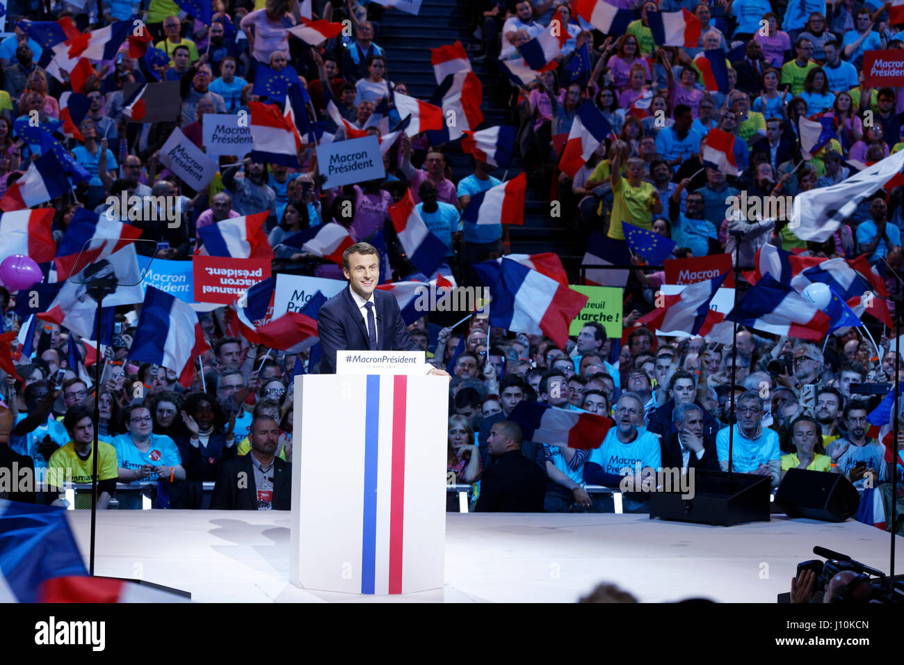 París, Francia. El 17 de abril, 2017. Emmanuel Macron habla durante su última gran reunión en Paris Bercy antes de la primera ronda de las elecciones presidenciales francesas. Crédito: Bernard Menigault/Alamy Live News Foto de stock