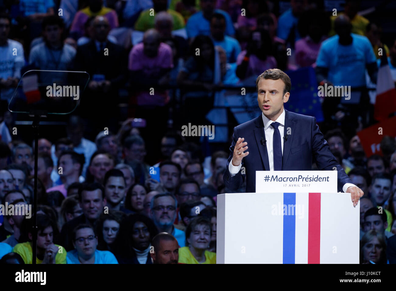 París, Francia. El 17 de abril, 2017. Emmanuel Macron habla durante su última gran reunión en Paris Bercy antes de la primera ronda de las elecciones presidenciales francesas. Crédito: Bernard Menigault/Alamy Live News Foto de stock