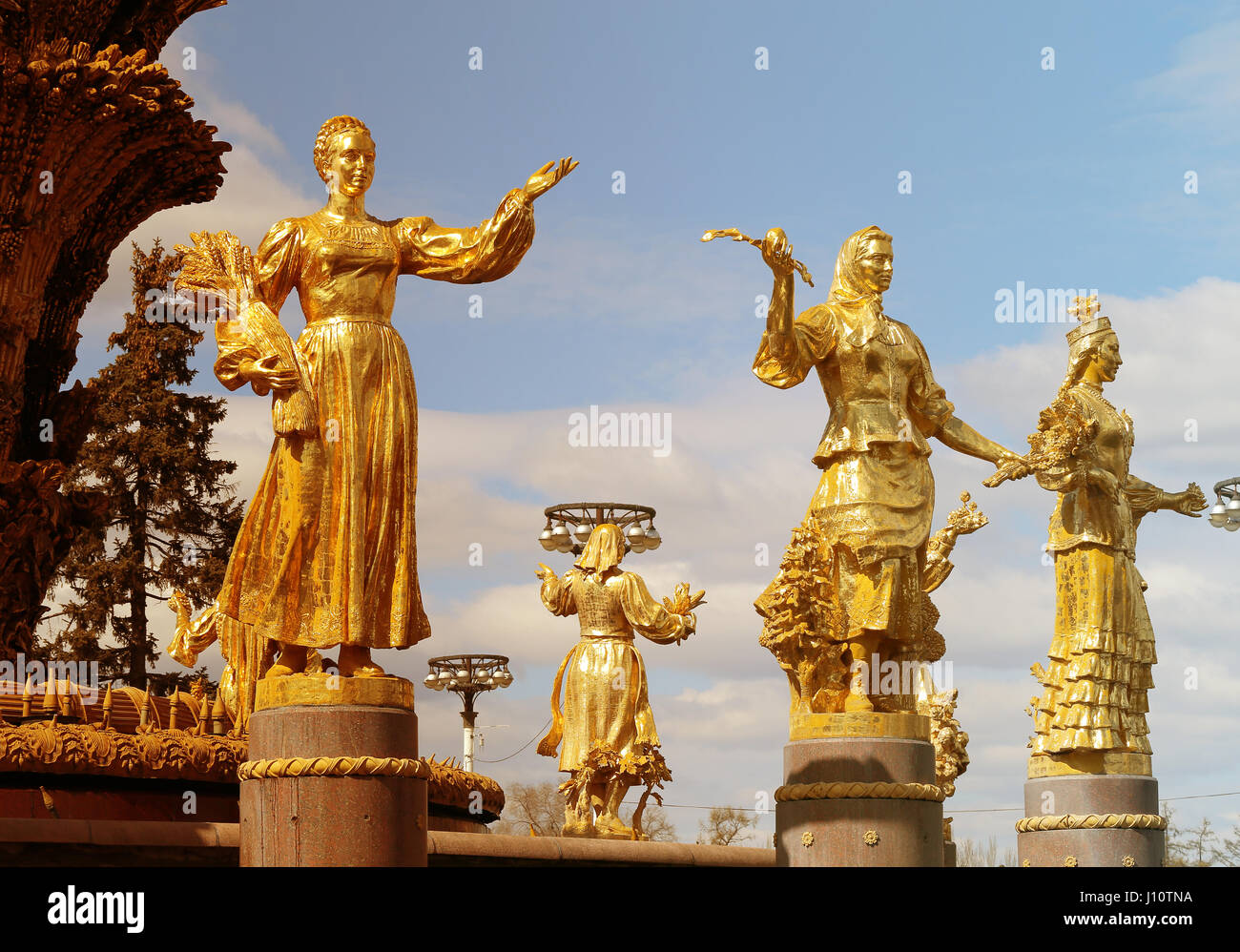 Hermosa fuente dorada, de la amistad de las personas fotografiadas en primer plano en el Moscú exposición de logros nacionales Foto de stock
