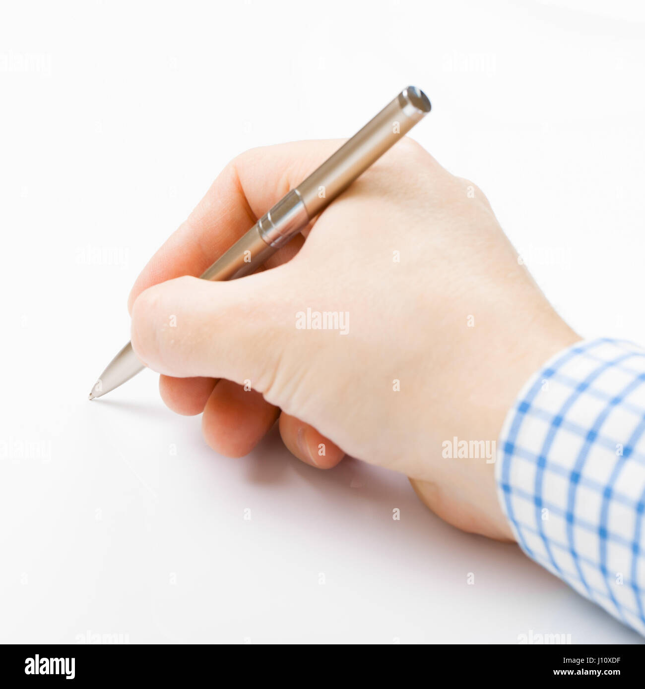 Primer plano de un hombre firmar o escribir algo con un bolígrafo  Fotografía de stock - Alamy