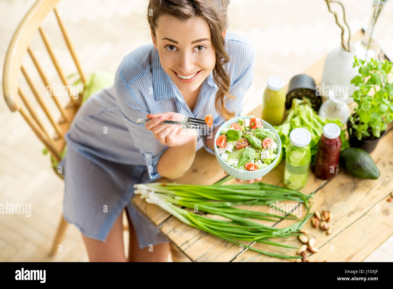 Mujer comer ensalada saludable Foto de stock