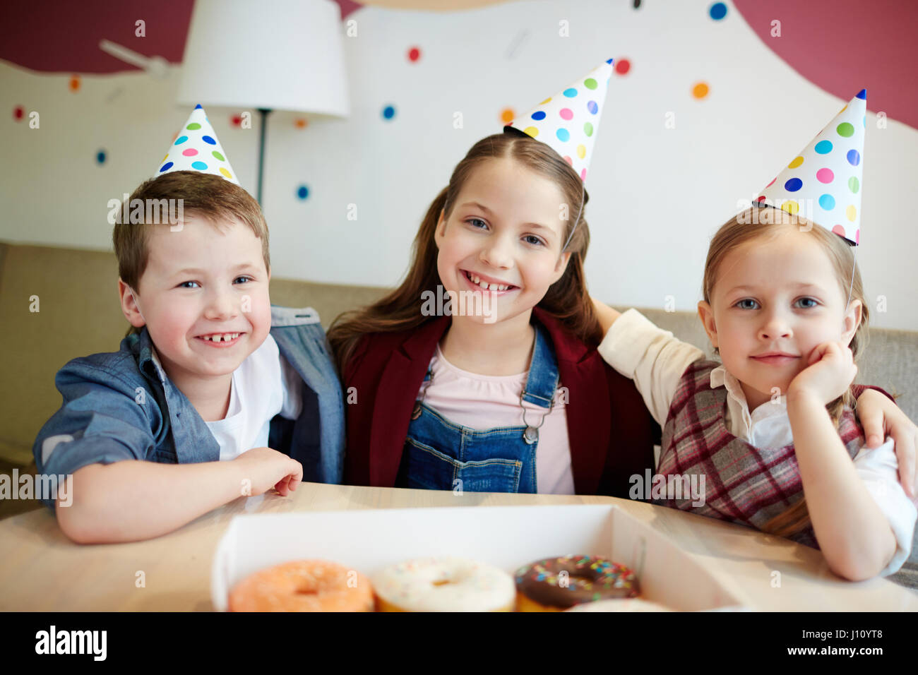 Feliz cumpleaños Kids in-tapas en la cafetería relajante Foto de stock