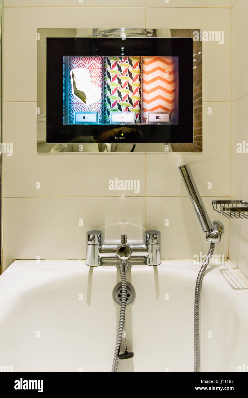 Televisión en el baño fotografías e imágenes de alta resolución - Alamy