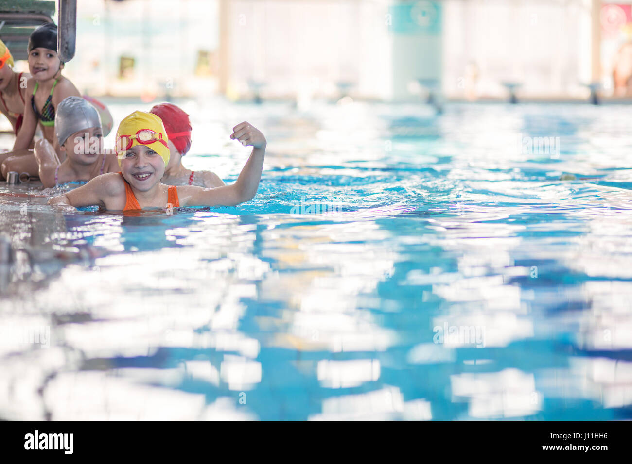 Grupo De Niños Niños Felices En La Piscina De La Clase Aprender A Nadar