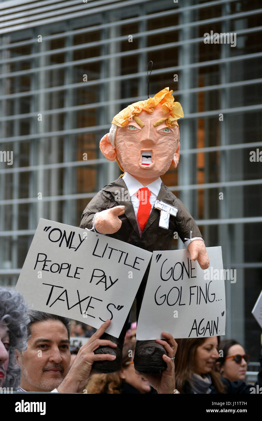 Las personas que toman parte en el impuesto de marzo contra el Presidente Trump en la Ciudad de Nueva York. Foto de stock