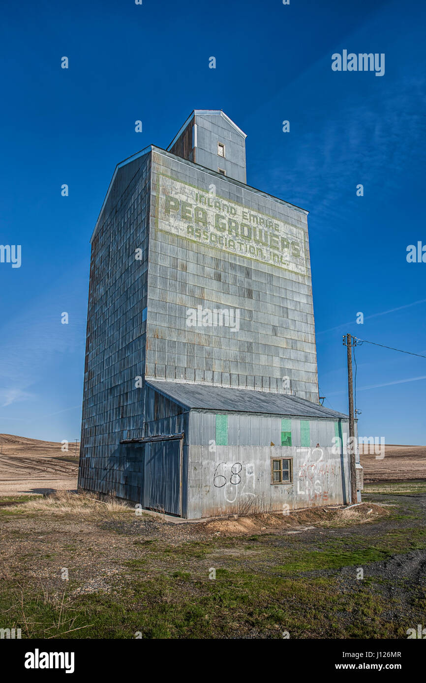 Un viejo edificio de grano agrícola en la región Palouse del este de Washington. Foto de stock