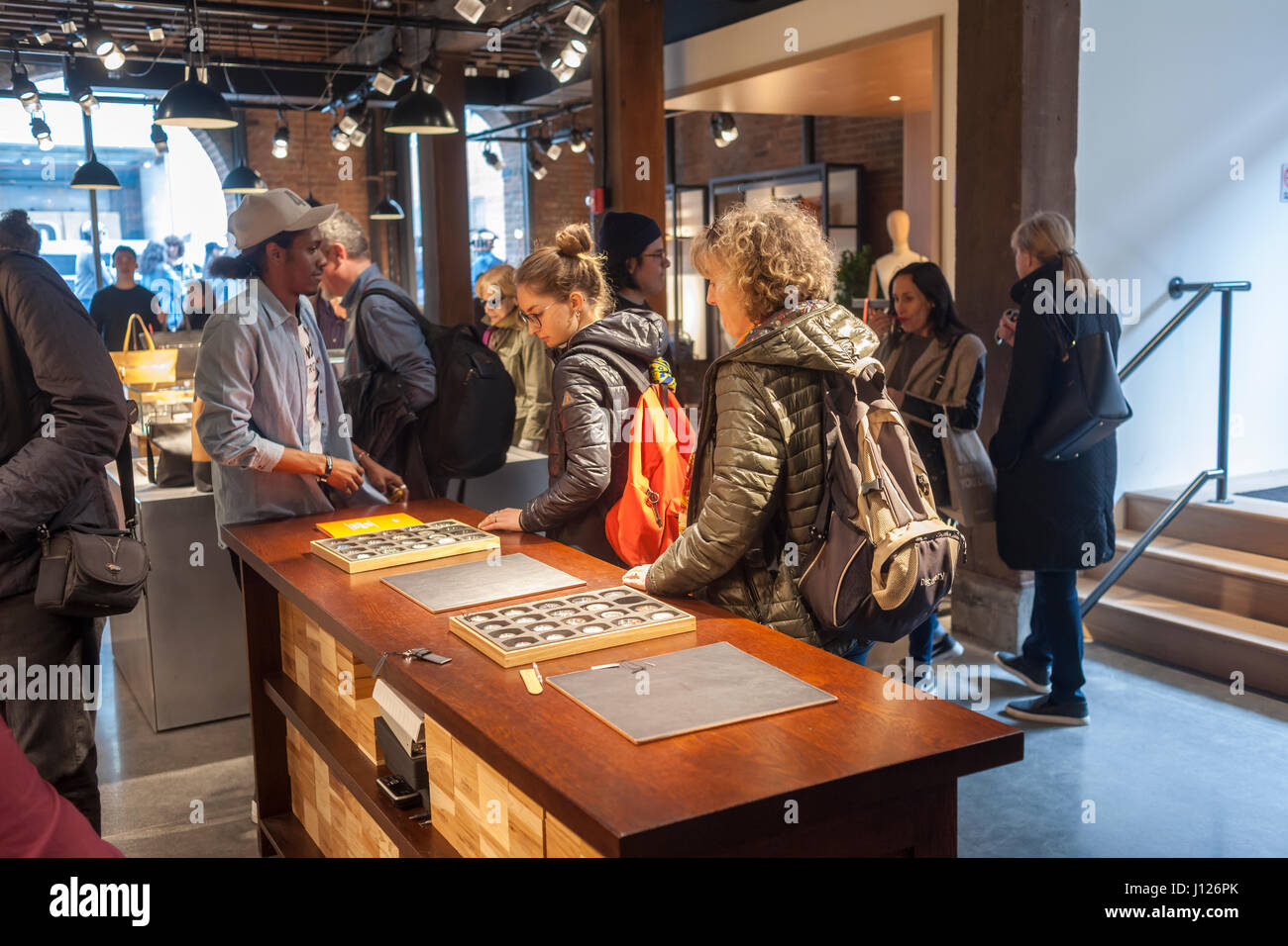 Los clientes acuden a la nueva tienda de Detroit Shinola Dumbo en el barrio de Brooklyn en la apertura del día sábado, 15 de abril de 2017. La marca es conocida por su cadera, diseñado relojes, artículos de cuero y accesorios de estilo de vida de todos los que se fabrican en Detroit. La tienda es uno de los minoristas ubicados en el Empire Stores, un renovado almacén de la época de la guerra civil vacante durante muchos años. (© Richard B. Levine) Foto de stock