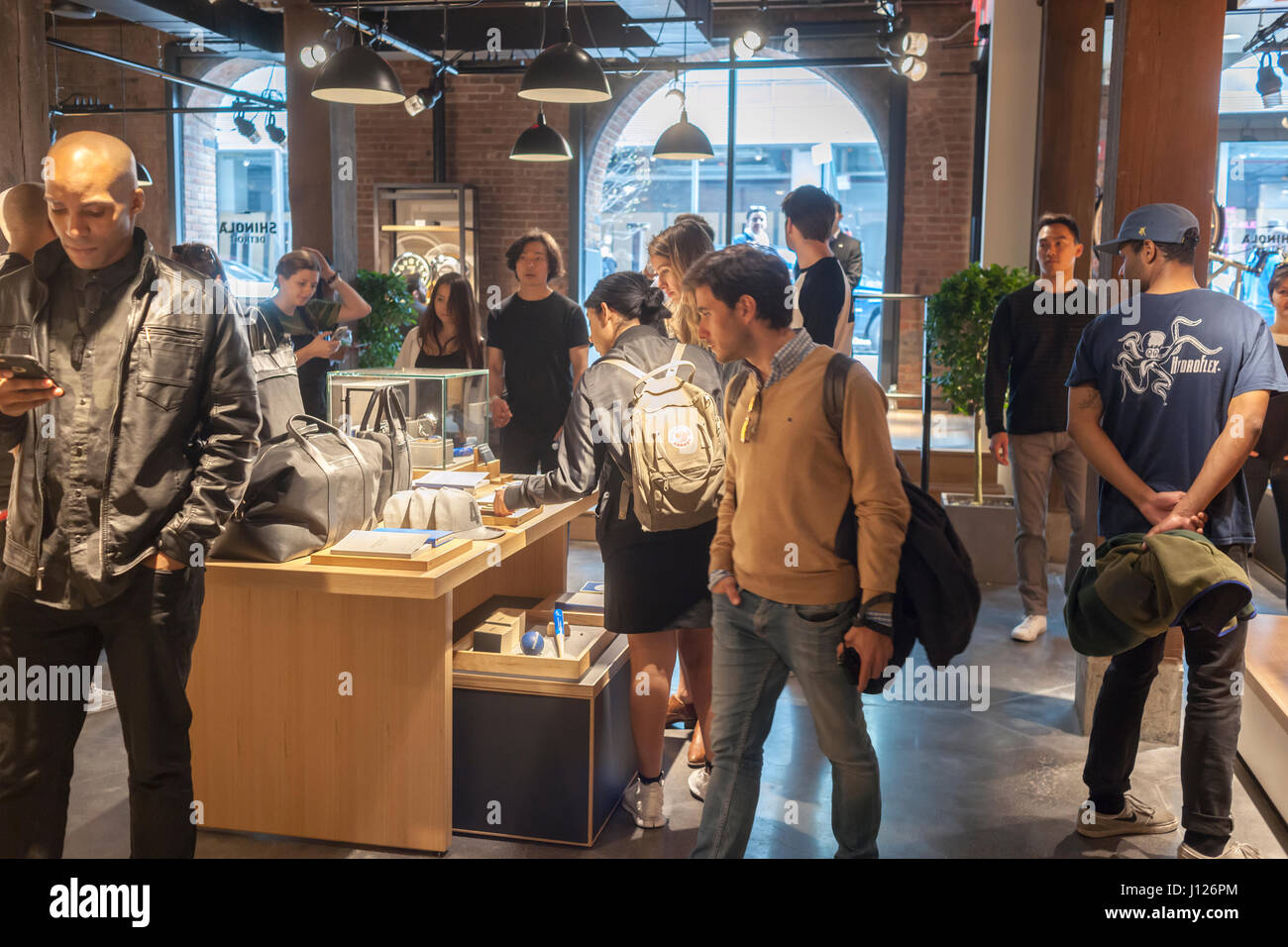 Los clientes acuden a la nueva tienda de Detroit Shinola Dumbo en el barrio de Brooklyn en la apertura del día sábado, 15 de abril de 2017. La marca es conocida por su cadera, diseñado relojes, artículos de cuero y accesorios de estilo de vida de todos los que se fabrican en Detroit. La tienda es uno de los minoristas ubicados en el Empire Stores, un renovado almacén de la época de la guerra civil vacante durante muchos años. (© Richard B. Levine) Foto de stock