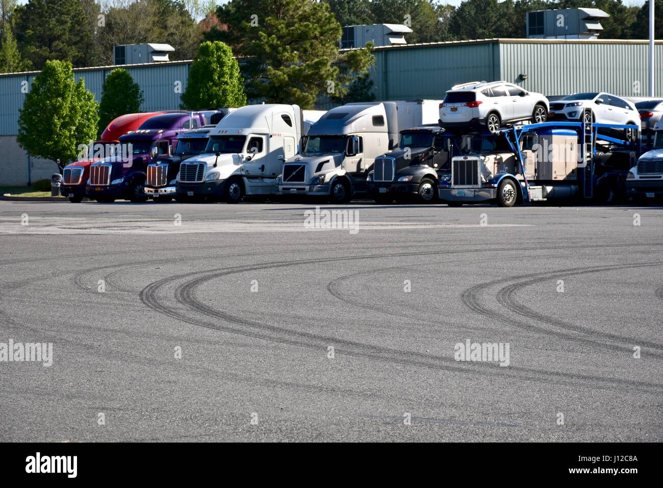 Larga distancia camiones semi estacionado en parada de camiones Foto de stock