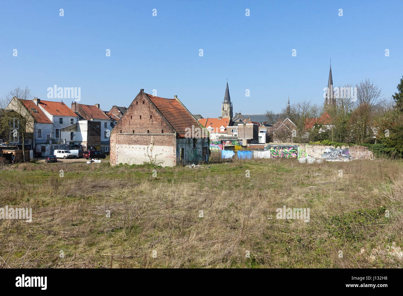 Horizonte de Sittard, ciudad de Sittard desde las paredes, las tierras baldías y la iglesia de San Pedro de Sittard, en la provincia de Limburg, Países Bajos. Foto de stock