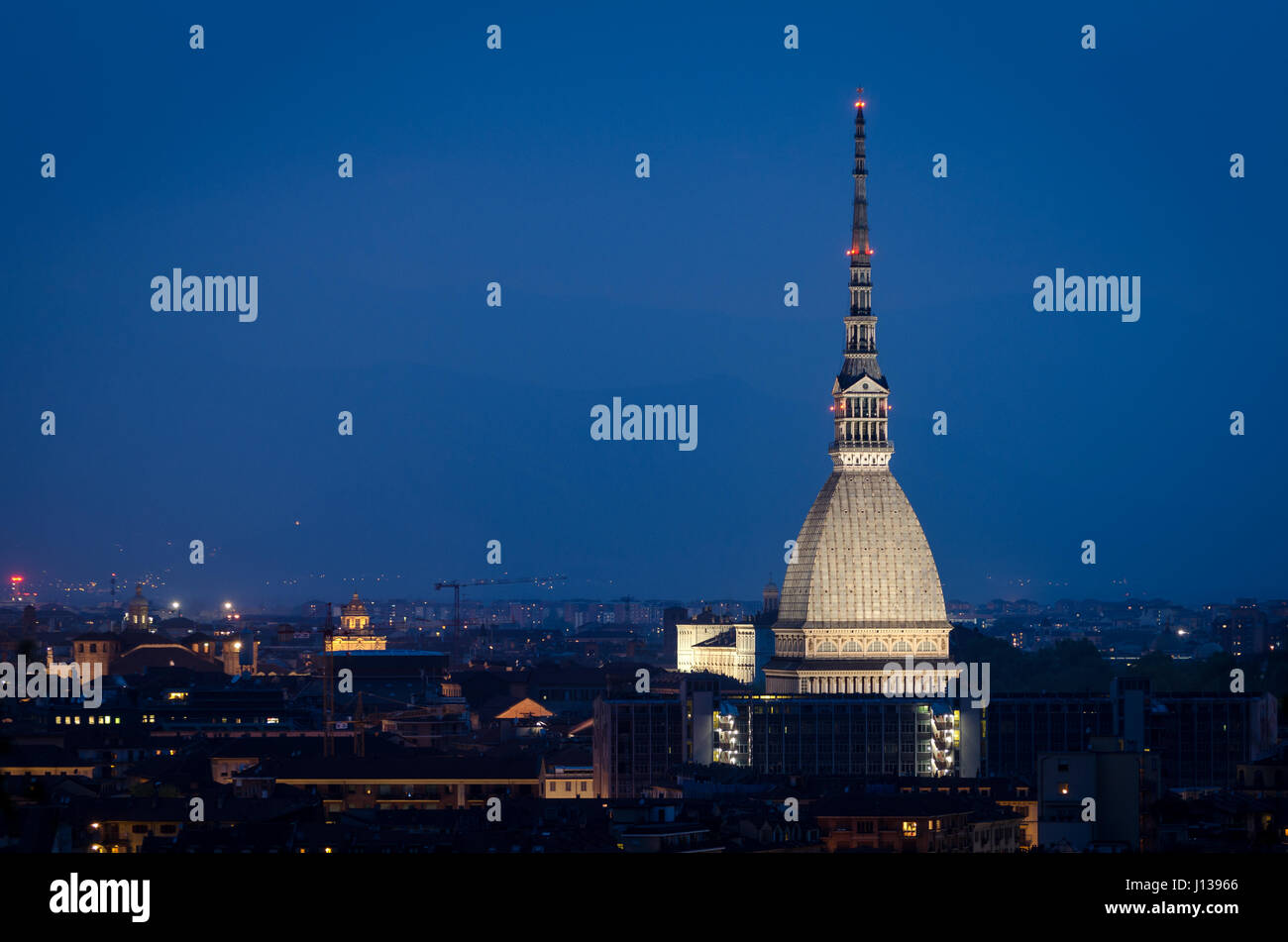 La Mole Antonelliana de Turín en la noche Foto de stock