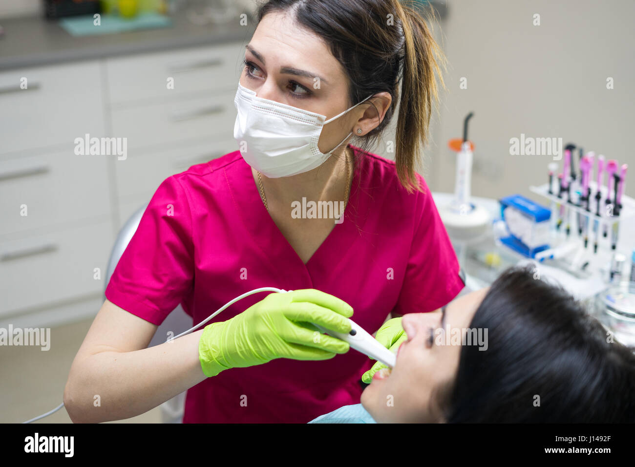 Dentista femenino Comprobación dientes de mujer Foto de stock