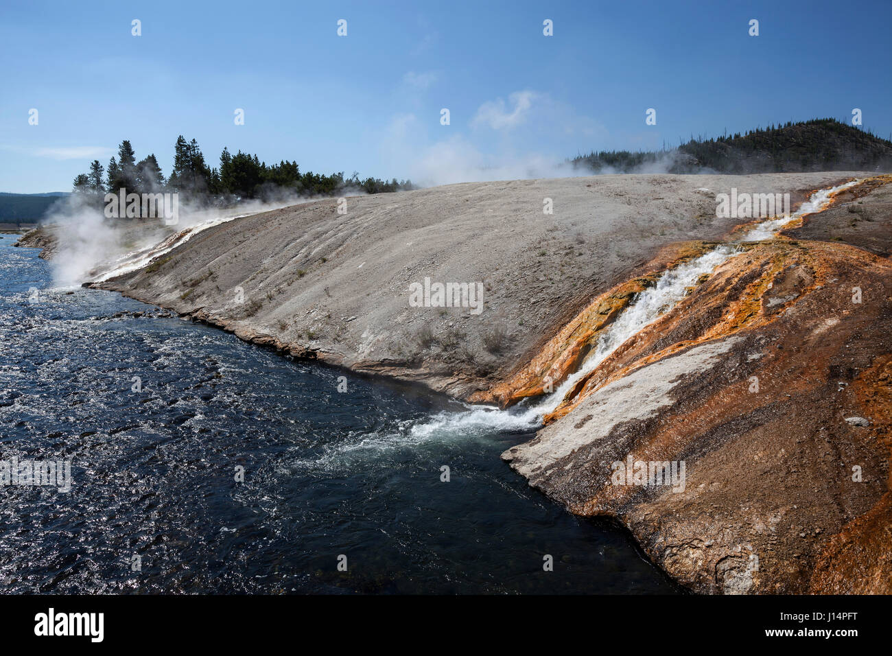 Salida del géiser Excelsior en el río Firehole con yacimientos minerales, Midway Geyser Basin, el Parque Nacional de Yellowstone. Foto de stock