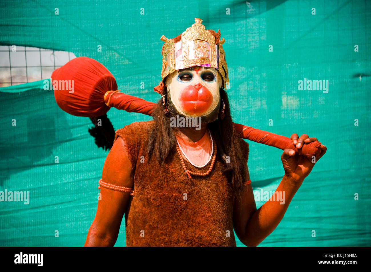El hombre disfrazado de Hanuman, ujjain, Madhya Pradesh, India, Asia Foto de stock