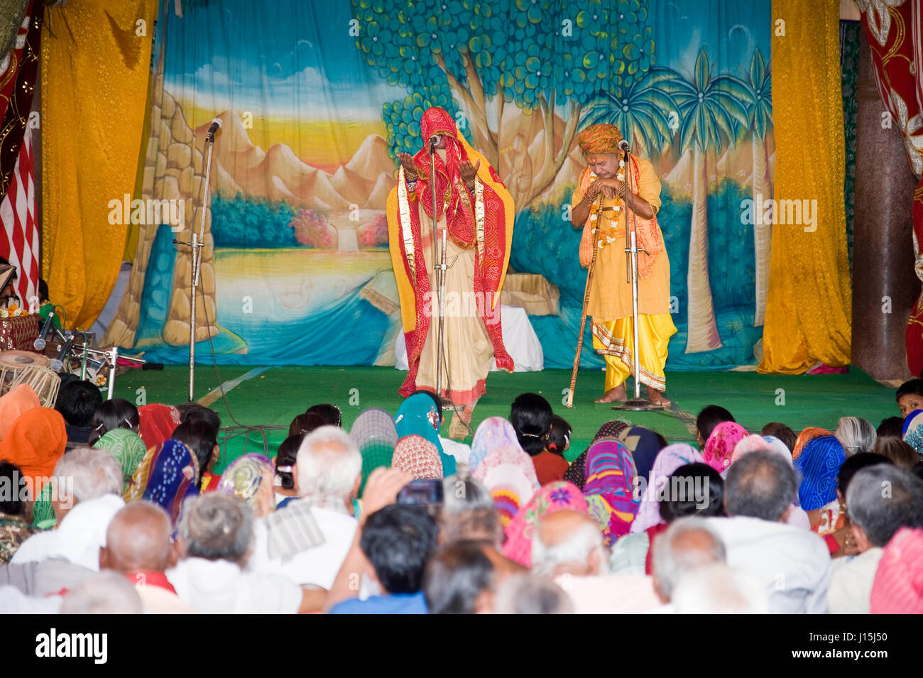 La Raas Leela, el hombre y la mujer en el escenario, Mathura, en Uttar Pradesh, India, Asia Foto de stock