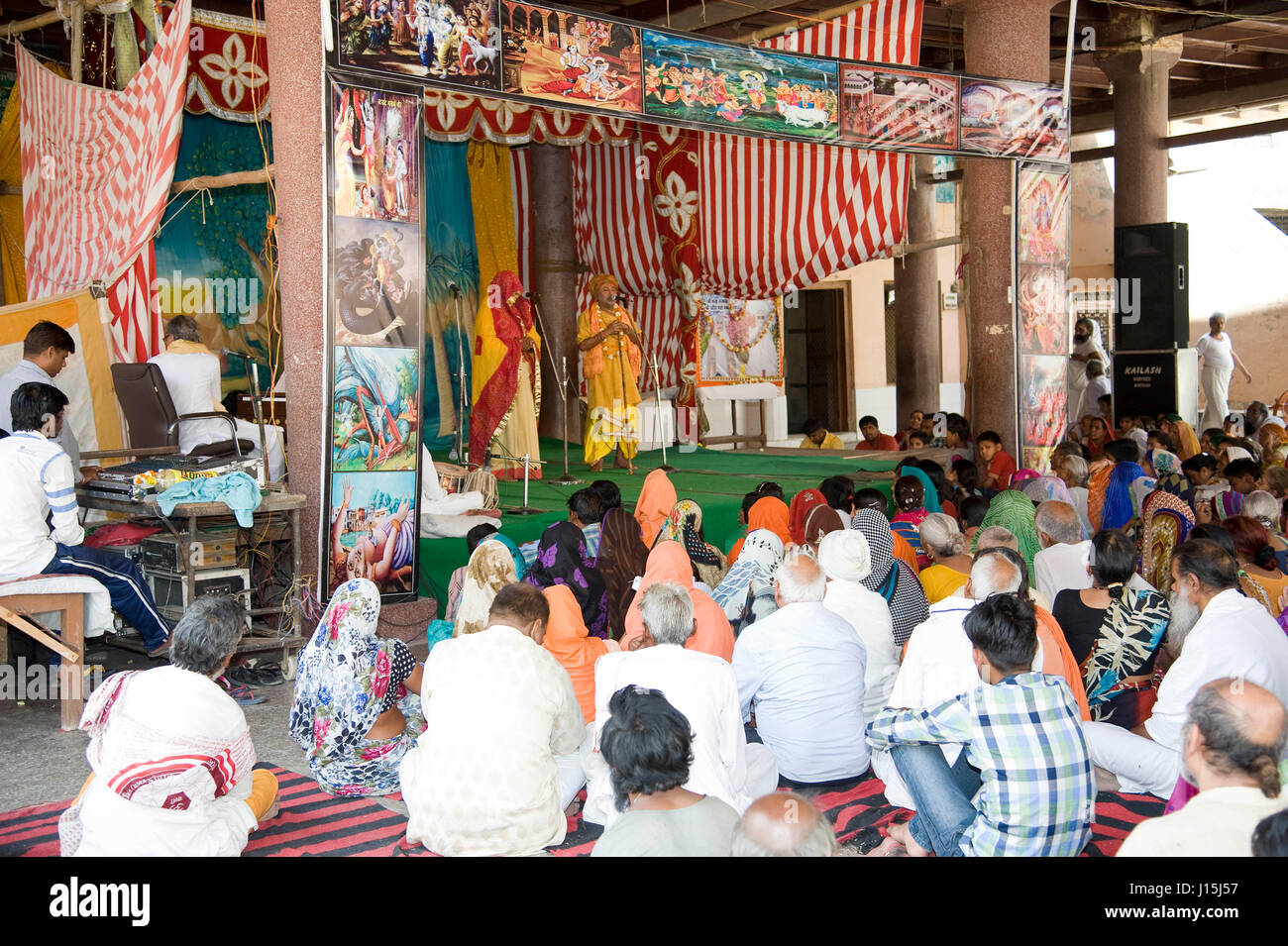 El hombre y la mujer en el escenario, Mathura, en Uttar Pradesh, India, Asia Foto de stock