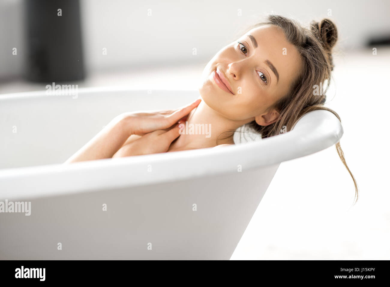 Mujer, relajarse en la bañera Fotografía de stock - Alamy