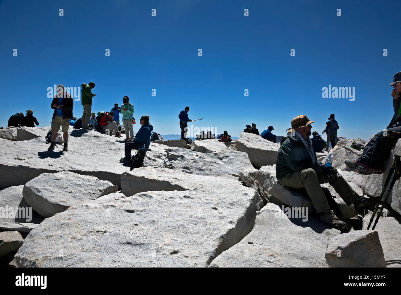 CA03251-00...CALIFORNIA - excursionistas en relax en la cumbre del Monte Whitney. Foto de stock
