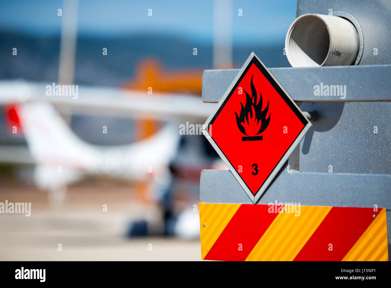 Vista trasera del camión de repostaje y servicio en un aeropuerto con un  avión en el fondo borroso. Riesgos químicos, líquidos inflamables  Fotografía de stock - Alamy