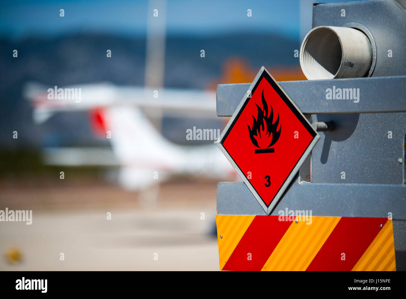 Vista trasera del camión de repostaje y servicio en un aeropuerto con un  avión en el fondo borroso. Riesgos químicos, líquidos inflamables  Fotografía de stock - Alamy