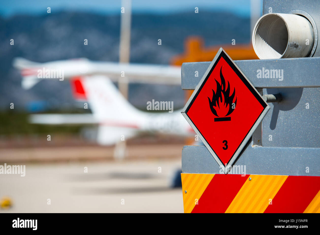 Vista trasera del camión de repostaje y servicio en un aeropuerto con un  avión en el fondo borroso. Riesgos químicos, líquidos inflamables  Fotografía de stock - Alamy