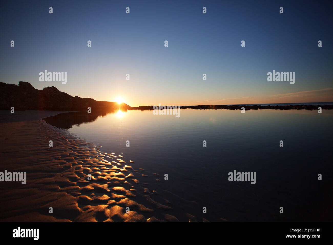 Vista panorámica de la hermosa puesta de sol en la playa. Isla Canguro, Australia del Sur. Foto de stock