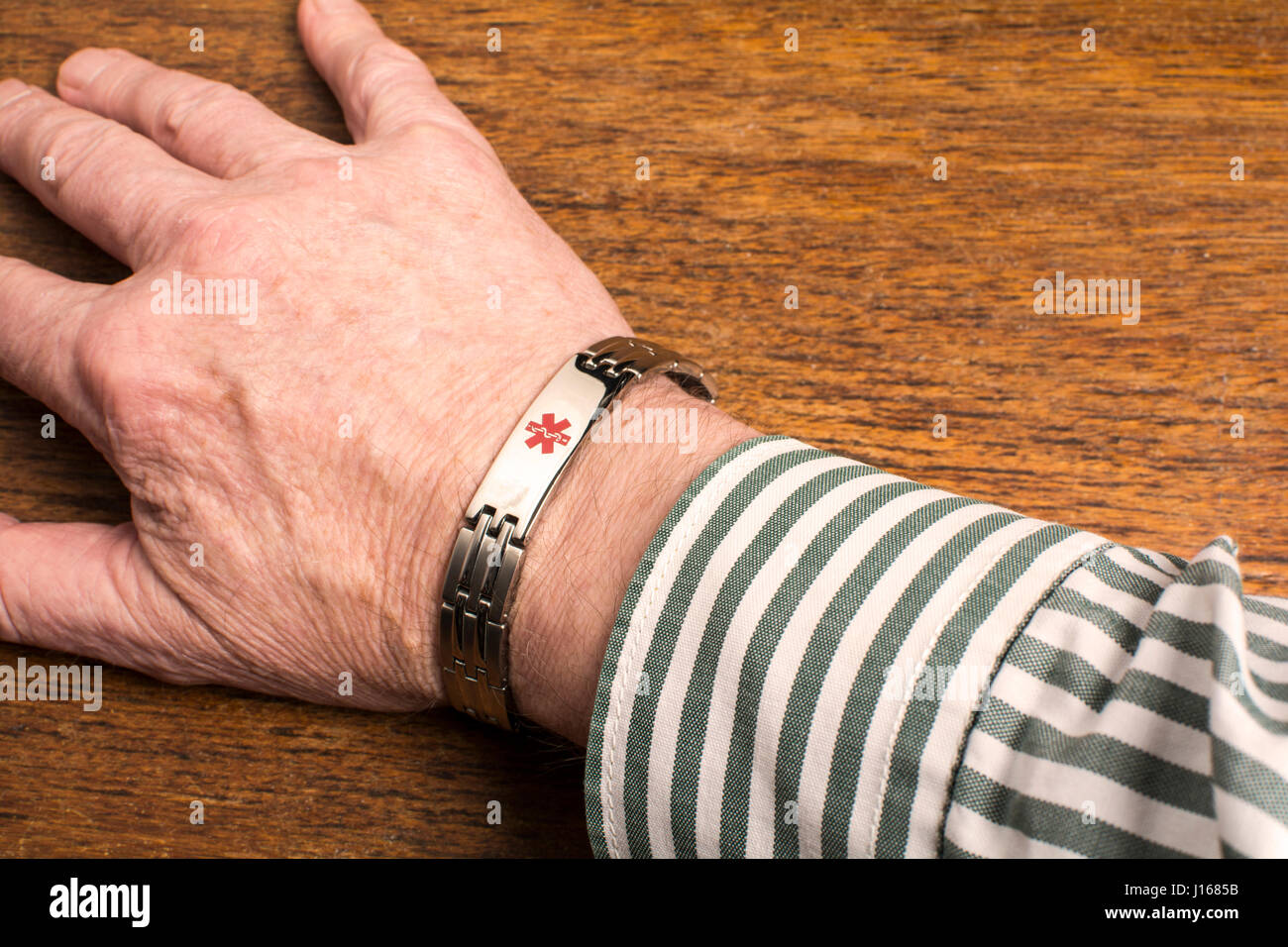 Medical alert bracelet fotografías e imágenes de alta resolución - Alamy