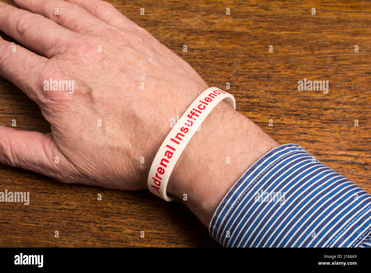 Brazalete De Alerta Médica Foto de stock y más banco de imágenes