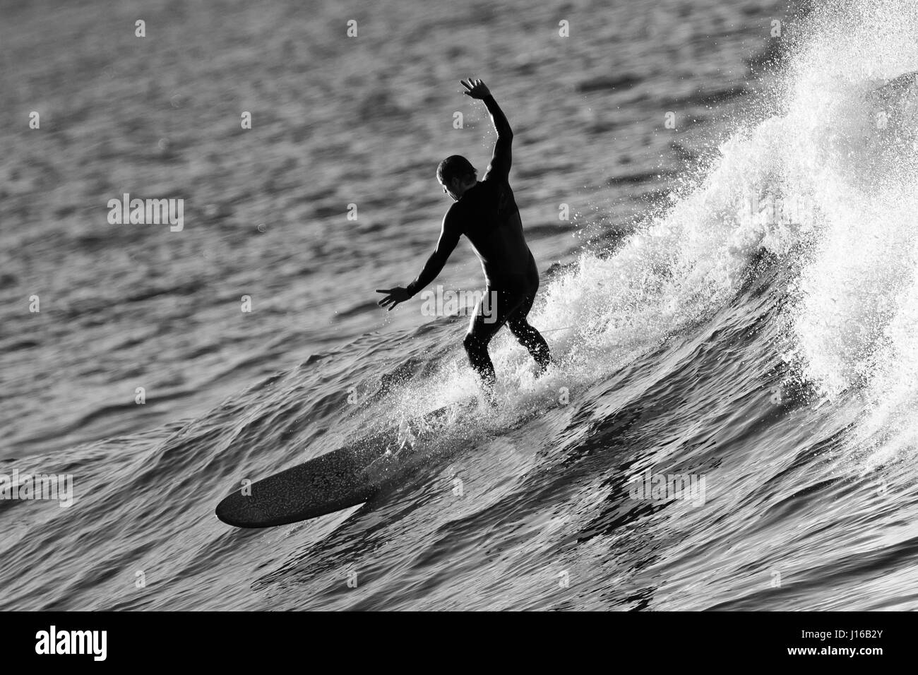 Surfer ola de equitación en Marruecos Foto de stock
