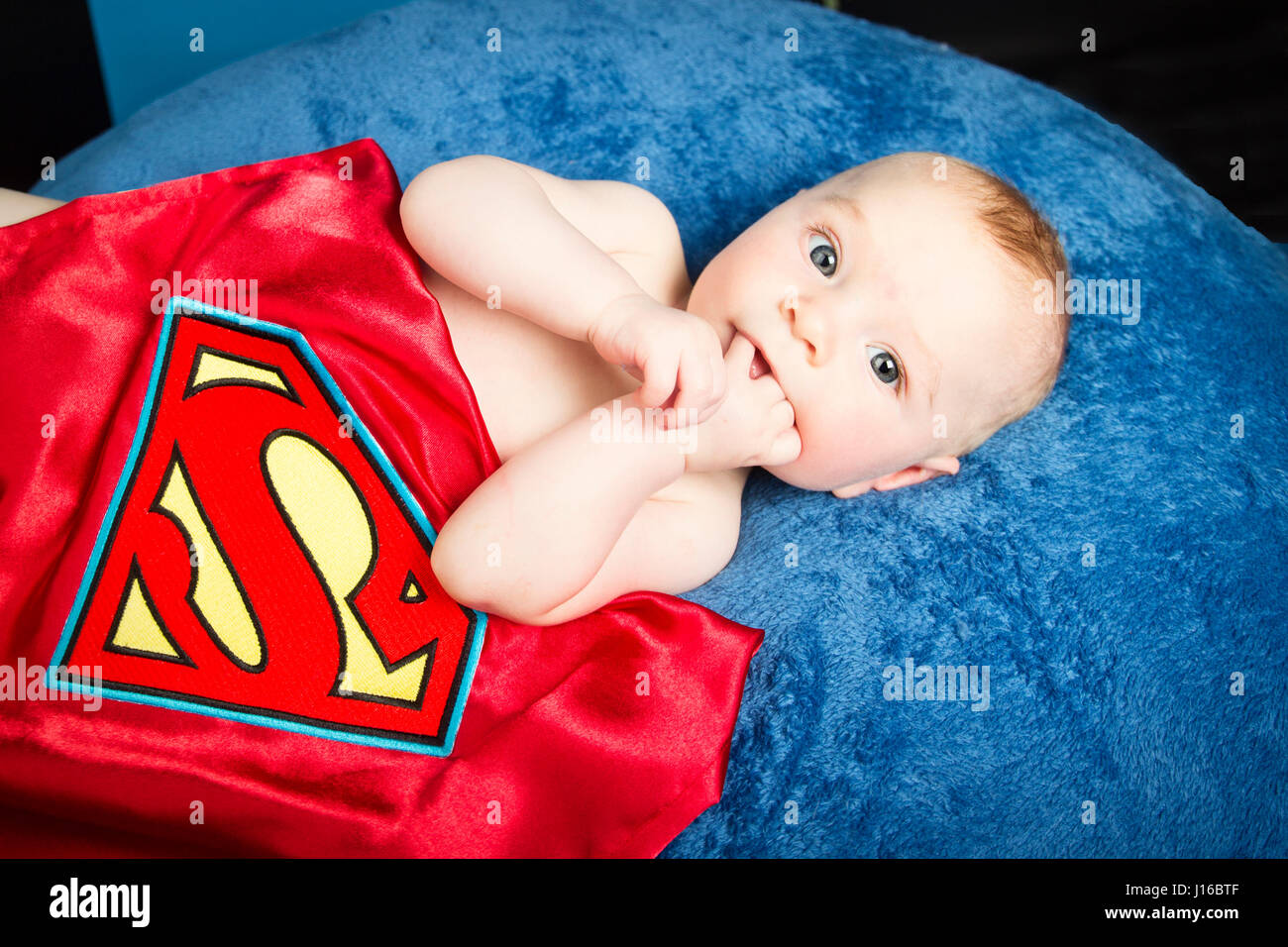 El Estado De Washington Ee Uu Bebe Superman Ve Lindo Como El Yace Bajo Su Capa Completa Con Superman S Es Un Pajaro Es Un Avion No Es Una Minicomedia Superman De Volar