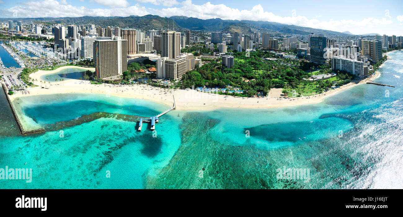 Una panorámica vista de pájaro de la hermosa costa de Waikiki Foto de stock