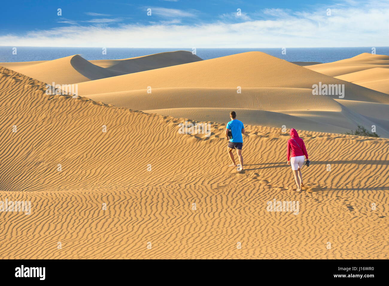 Los turistas en el Parque Nacional de las dunas de arena de Maspalomas, Gran Canaria, Islas Canarias, España Foto de stock