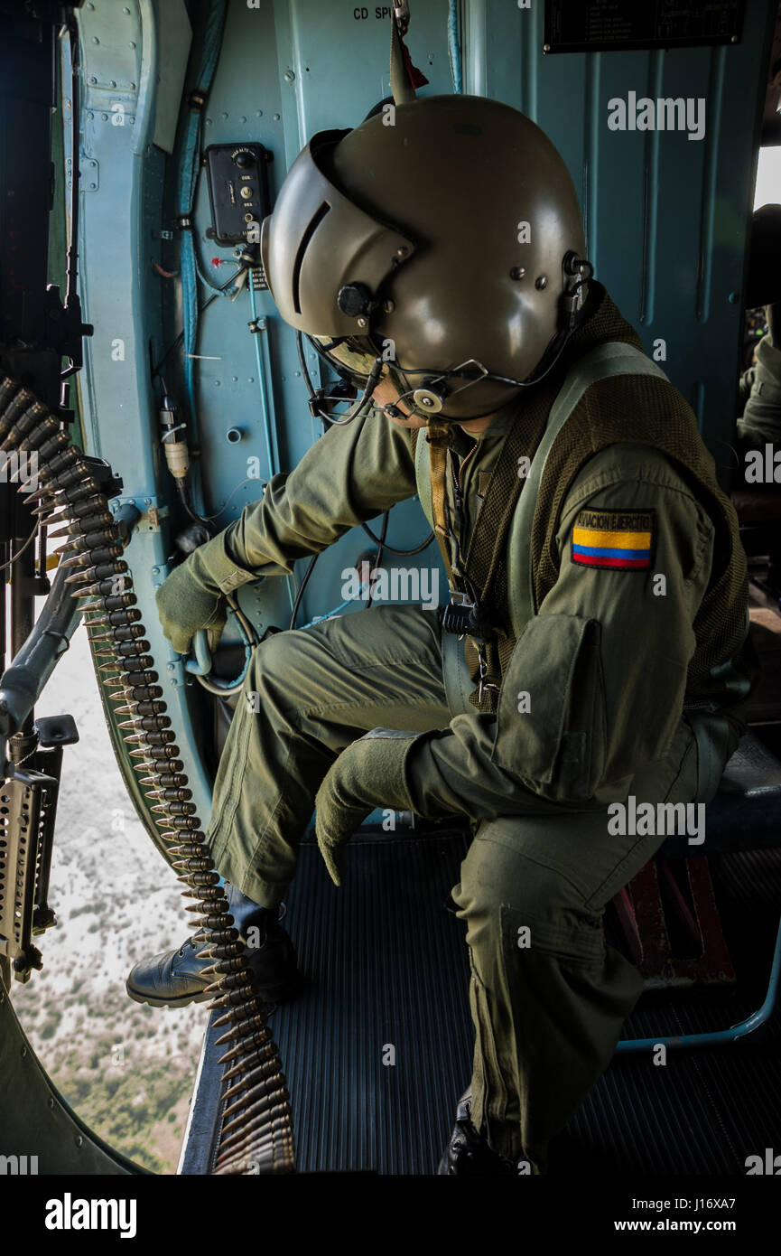 Un helicóptero militar sobrevoló la ciudad portuaria de Cartagena de Indias, Colombia Foto de stock