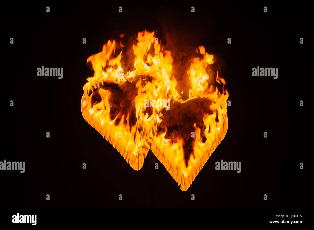 La llama quema las siluetas del corazón. Foto de stock
