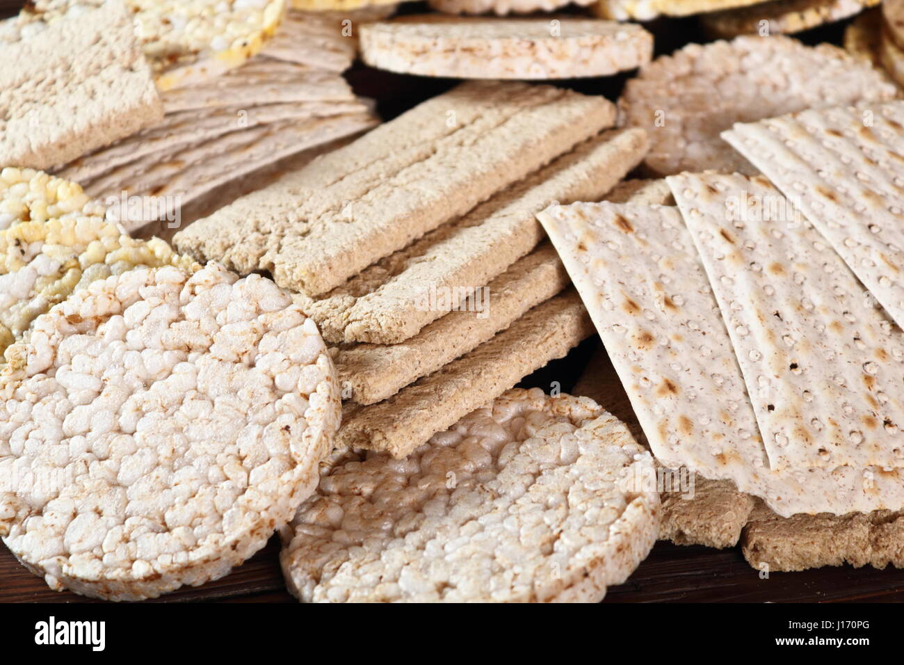 Los diferentes tipos de pan tostado escandinavo. Pastel de arroz, el maíz,  el centeno se adelgaza, pan ázimo pan tostado escandinavo Fotografía de  stock - Alamy