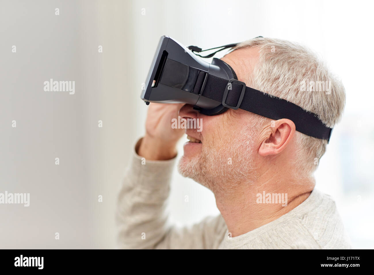 Viejo en casco de realidad virtual o gafas 3D Foto de stock