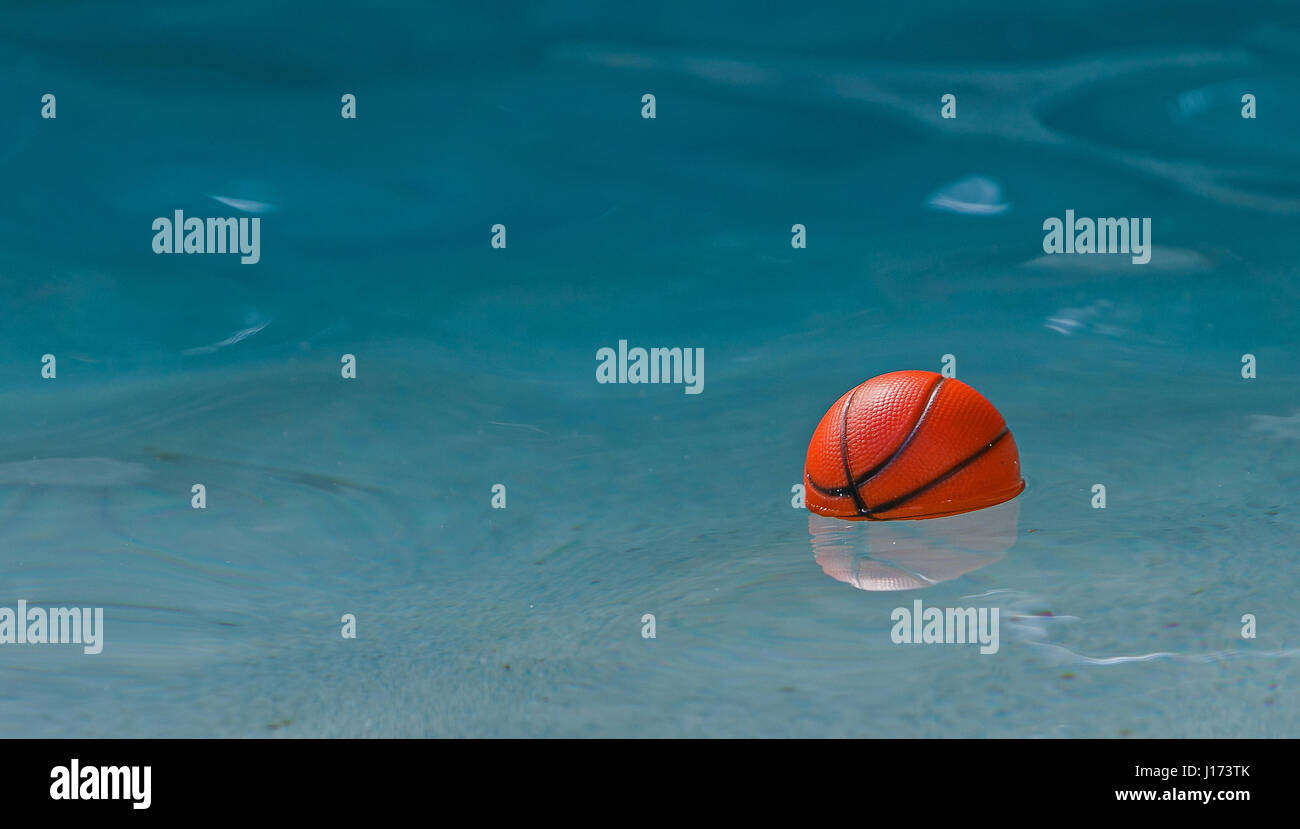 De baloncesto de juguete está flotando en una piscina Fotografía de stock -  Alamy