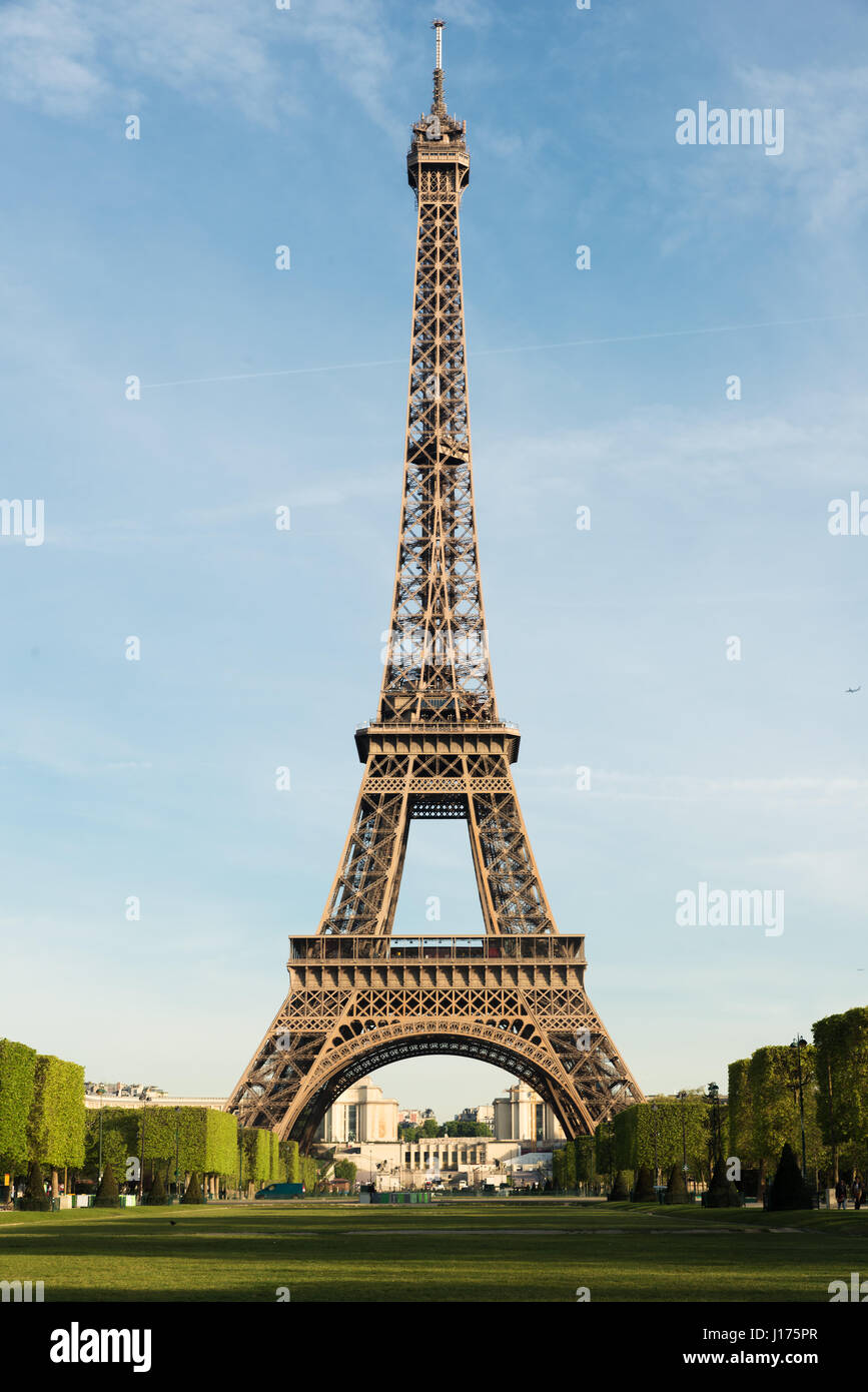 Soleada mañana en París y la Torre Eiffel, en París, Francia. Foto de stock
