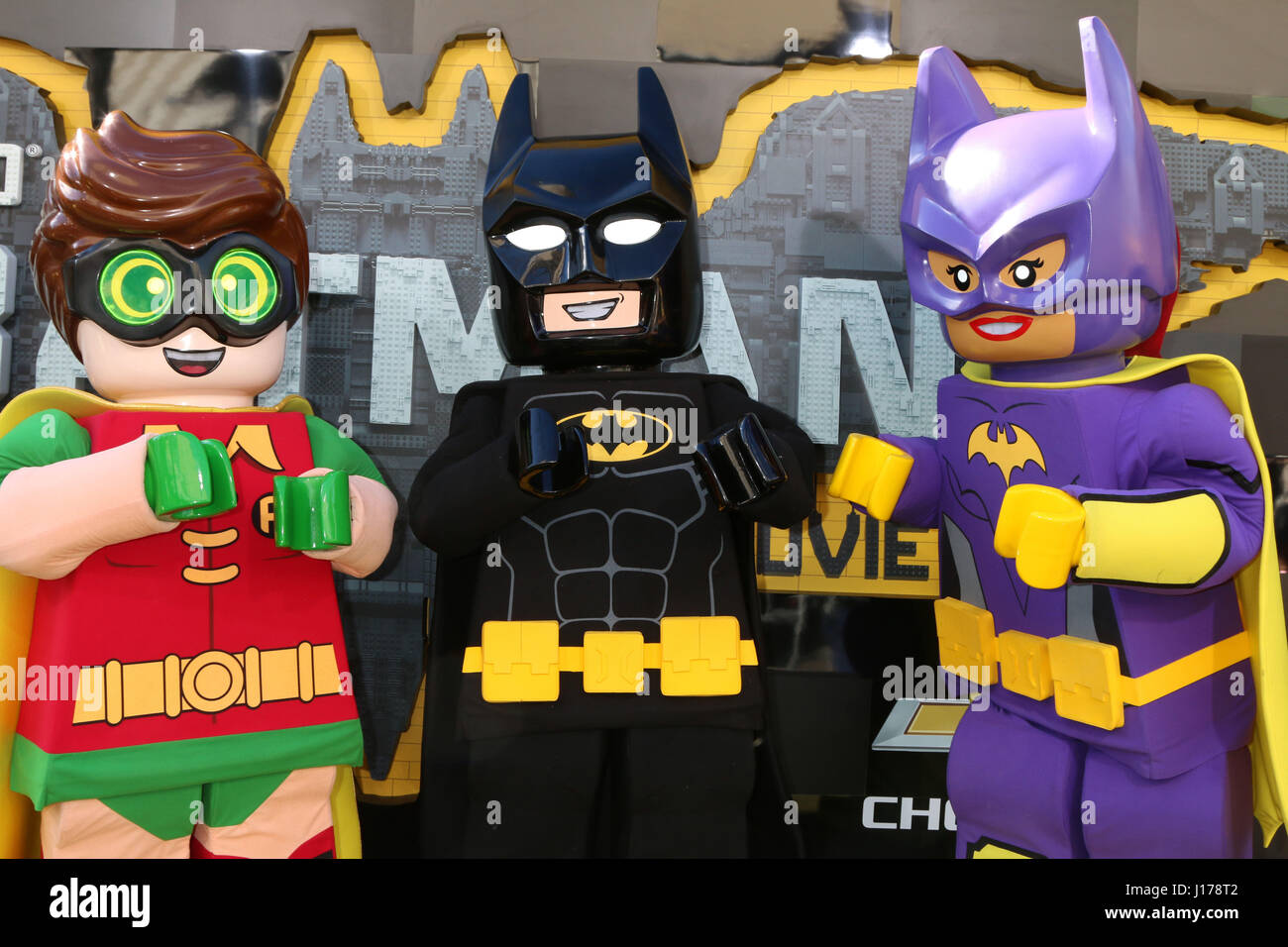 Westwood, CA, EE.UU. 4 Feb, 2017. LOS ANGELES - Feb 4: Robin Lego, Lego  Batman, Lego Batgirl en la ''Lego Batman película' Estreno en el teatro de  aldea el 4 de febrero