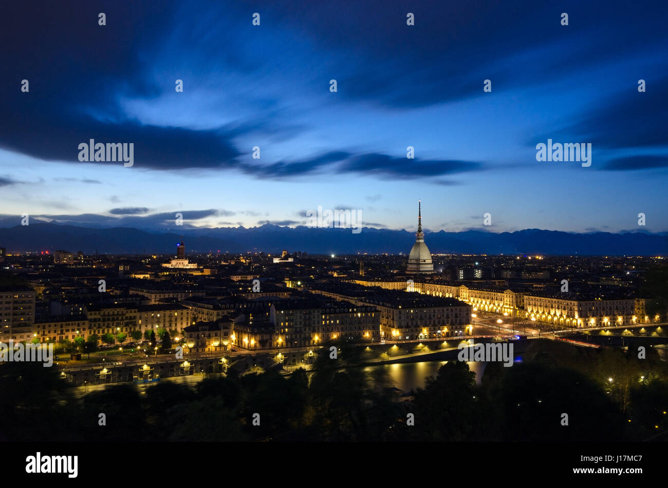 Turín panorama escénico con Mole Antonelliana en penumbra Foto de stock