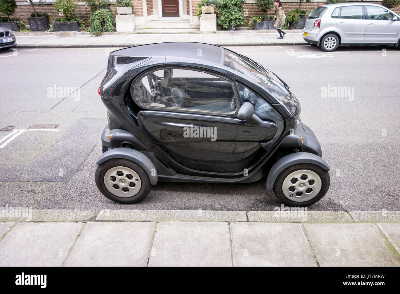 El Twizy Renault pequeño vehículo eléctrico / coche estacionado en una calle de Londres, Reino Unido Foto de stock