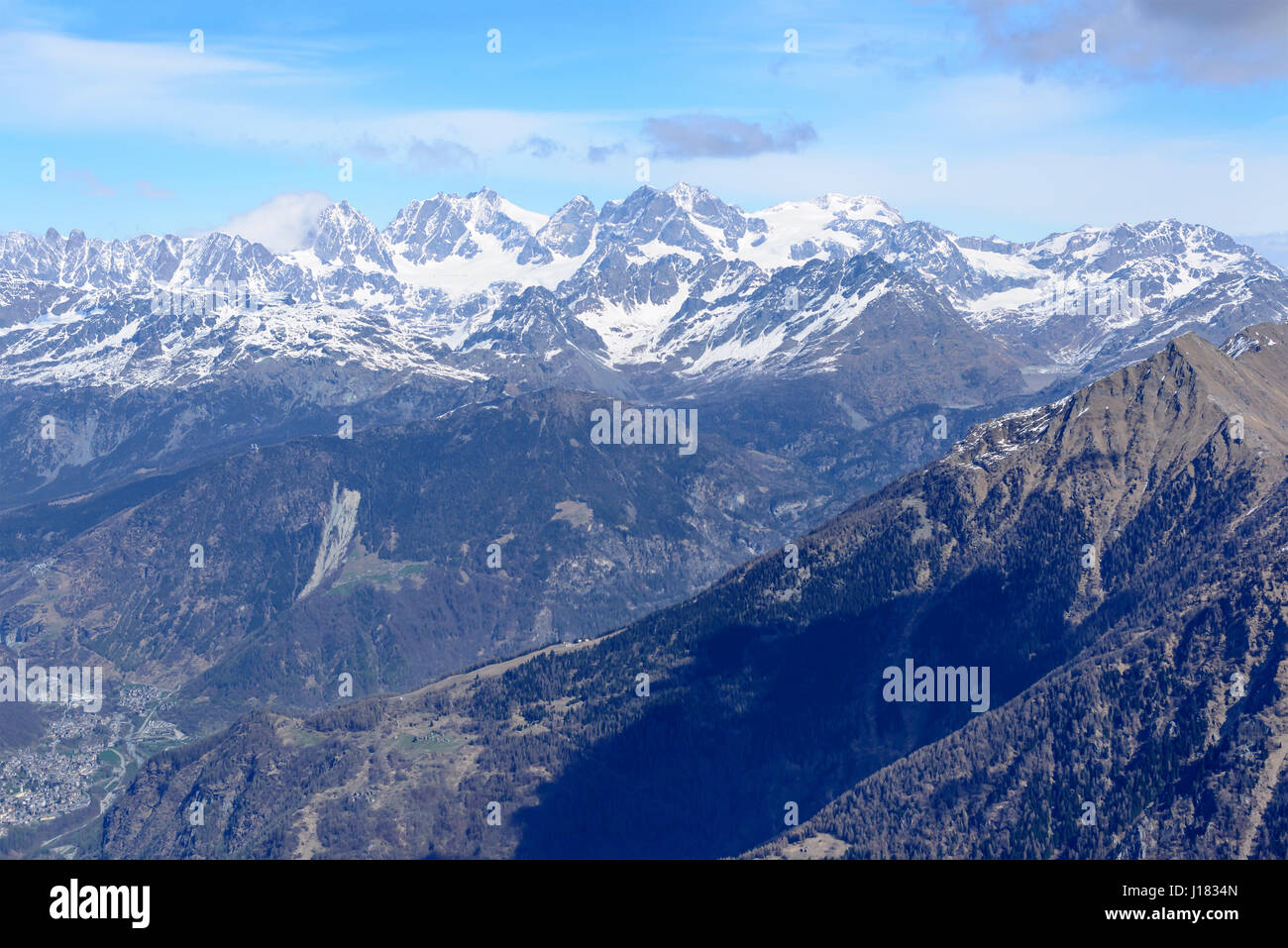 Toma aérea de un pequeño avión, de la Bernina Alcance de picos y valles Valmalenco, tomada desde el sur en un brillante día de primavera, Sondrio, Lombardía, Italia Foto de stock