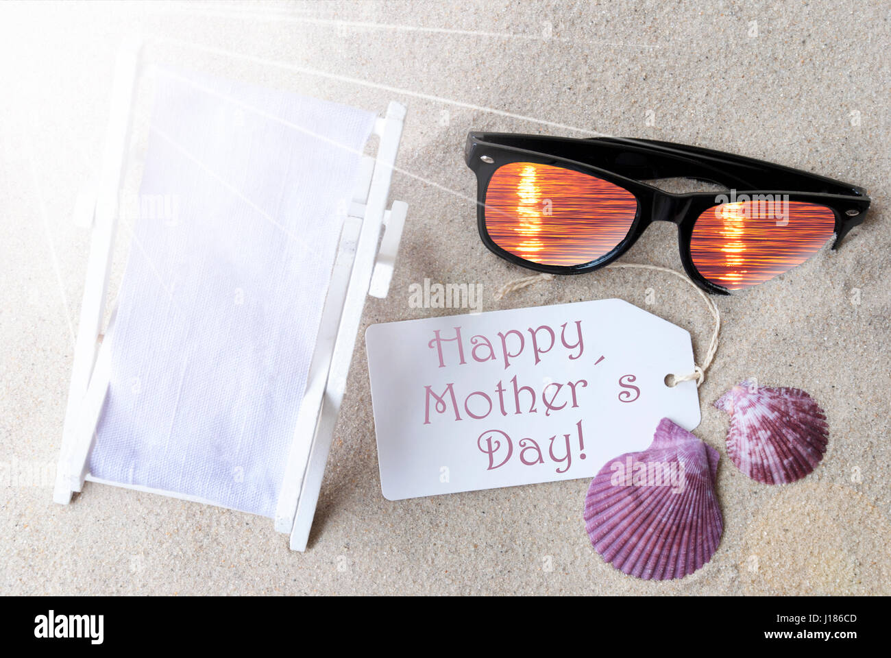 Etiqueta soleado de verano con texto en inglés Feliz Día de las madres.  Plana Vista laical. Decoración de verano con tumbonas, conchas y gafas de  sol. Saludo Crad con Fotografía de stock -