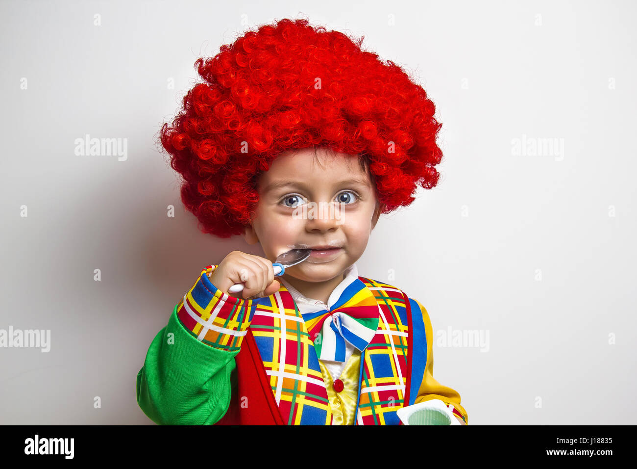 chico de cinco años vestido en el disfraz de un payaso y gracioso los  anteojos con rojo nariz. 26173236 Foto de stock en Vecteezy