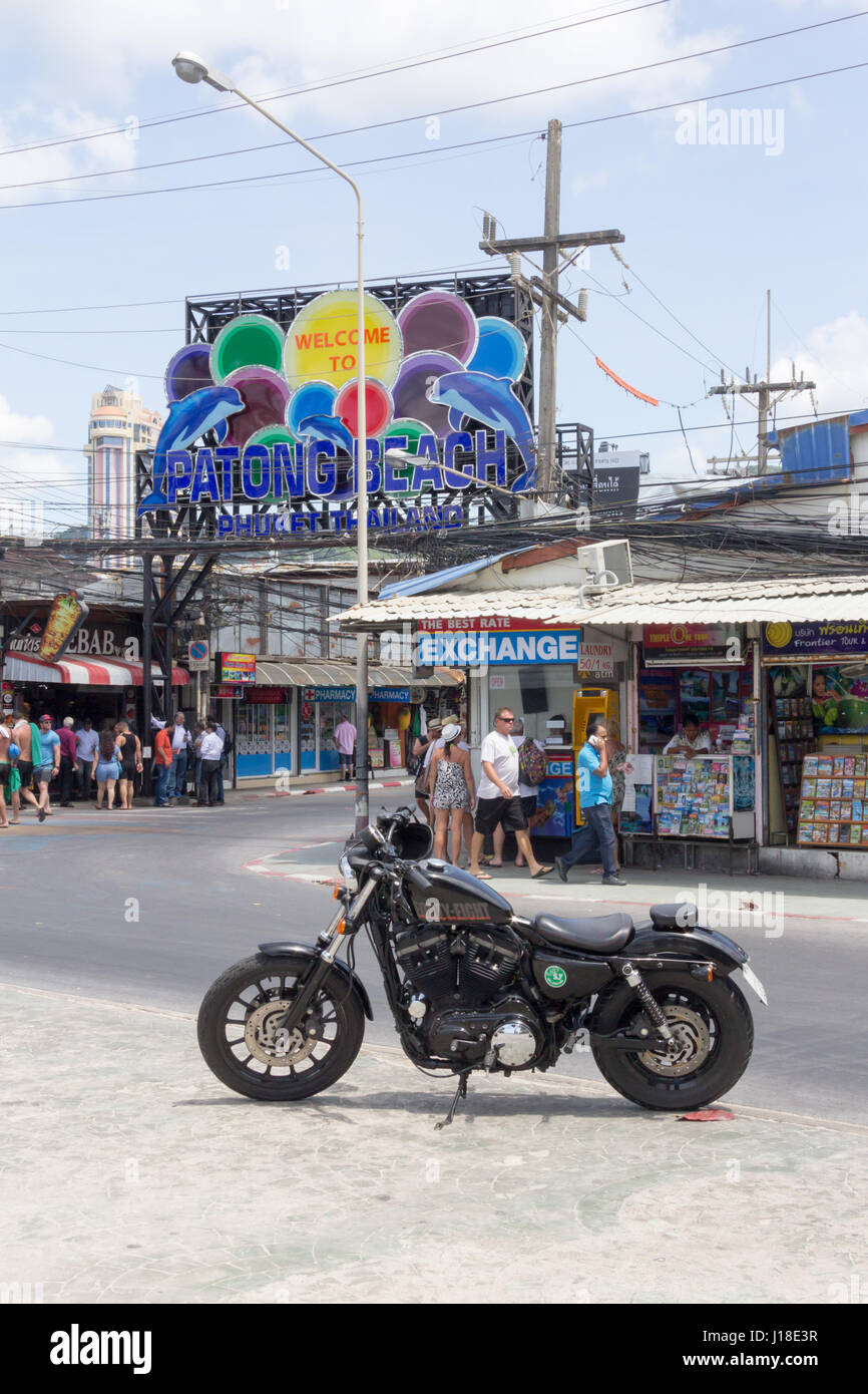 Cuarenta y ocho Harley Davidson motocicleta estacionada en la Beach Road, Patong, Phuket, Tailandia Foto de stock