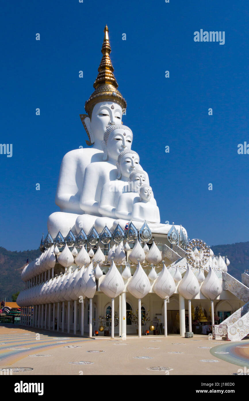 Blanco cinco estatuas de Buda en Wat Pha Kaew, Sorn Khao Kho, Phetchabun, Tailandia Foto de stock